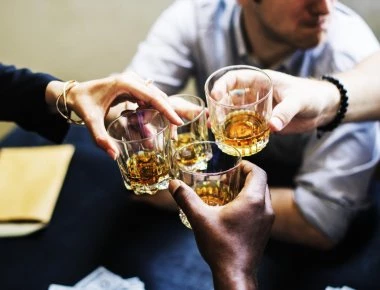 Δαχτυλίδι της Φωτιάς: Τι είναι και πώς παίζεται το επικίνδυνο παιχνίδι με αλκοόλ και χαρτιά